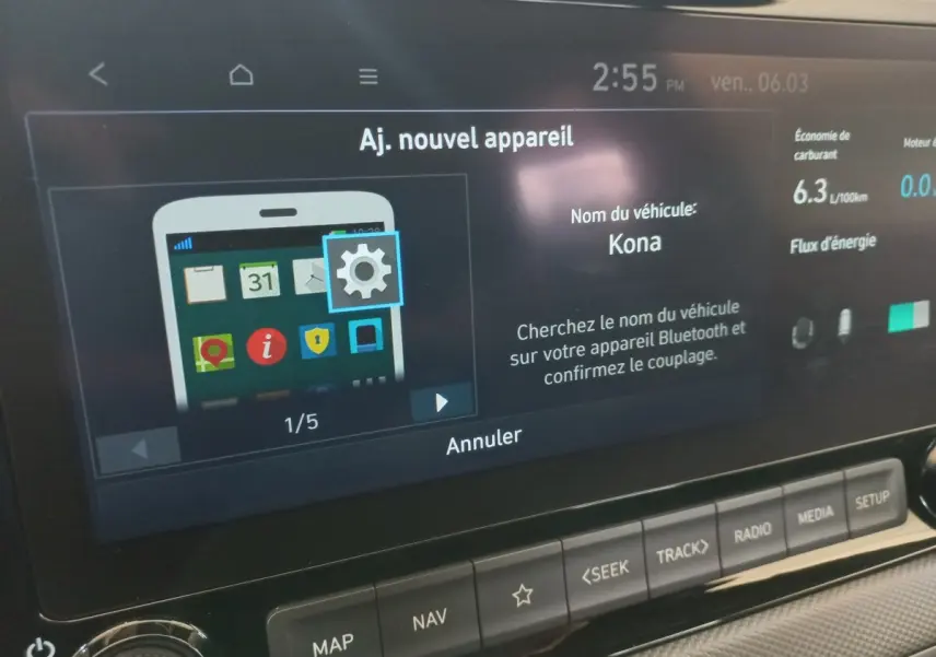 Écran tactile central du tableau de bord du Hyundai Kona 2022 affichant le jumelage Bluetooth et les options de navigation.