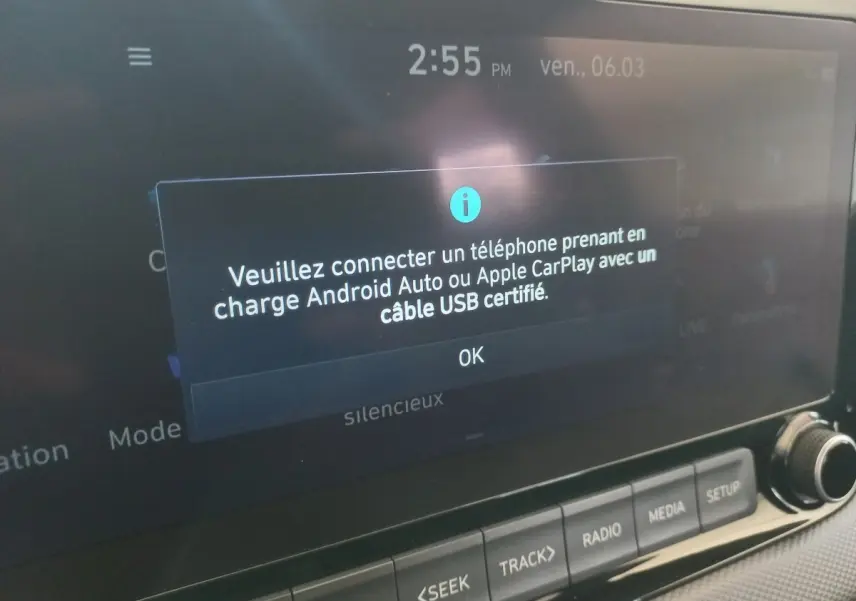 Écran tactile central du Hyundai Kona gris foncé 2022 affichant un message de connexion USB pour Android Auto ou Apple CarPlay.