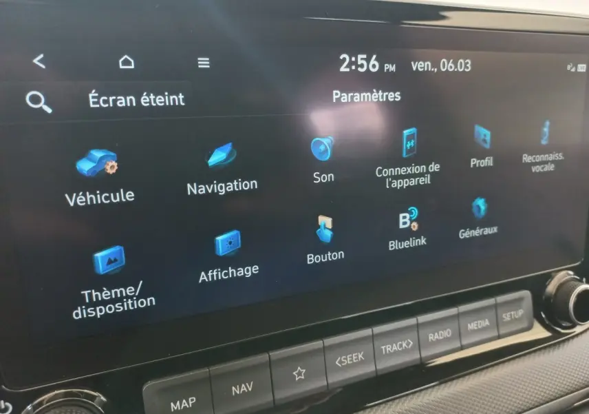 Écran tactile central du tableau de bord du Hyundai Kona gris foncé, affichant le menu des paramètres.