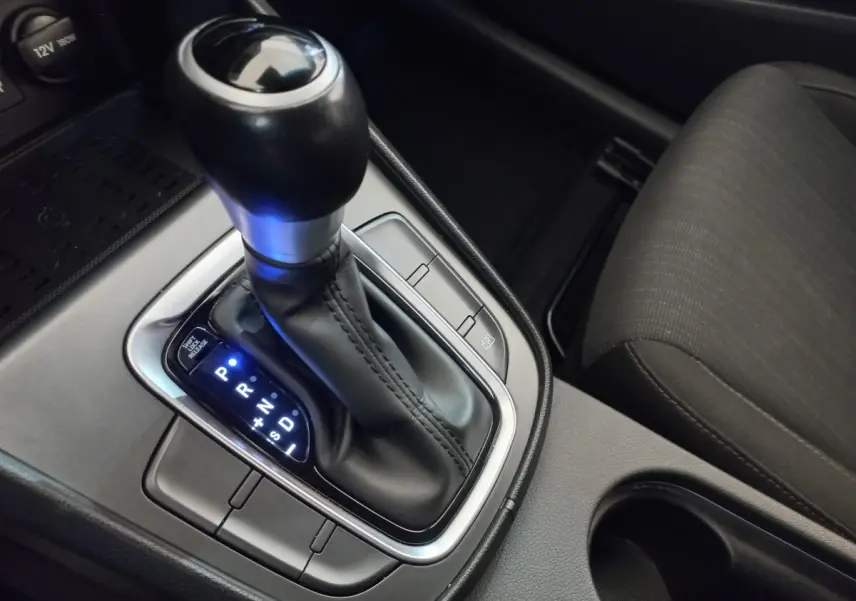 Le levier de vitesse automatique noir du Hyundai Kona 1.6 Hybrid 2022 vu en gros plan côté console centrale.