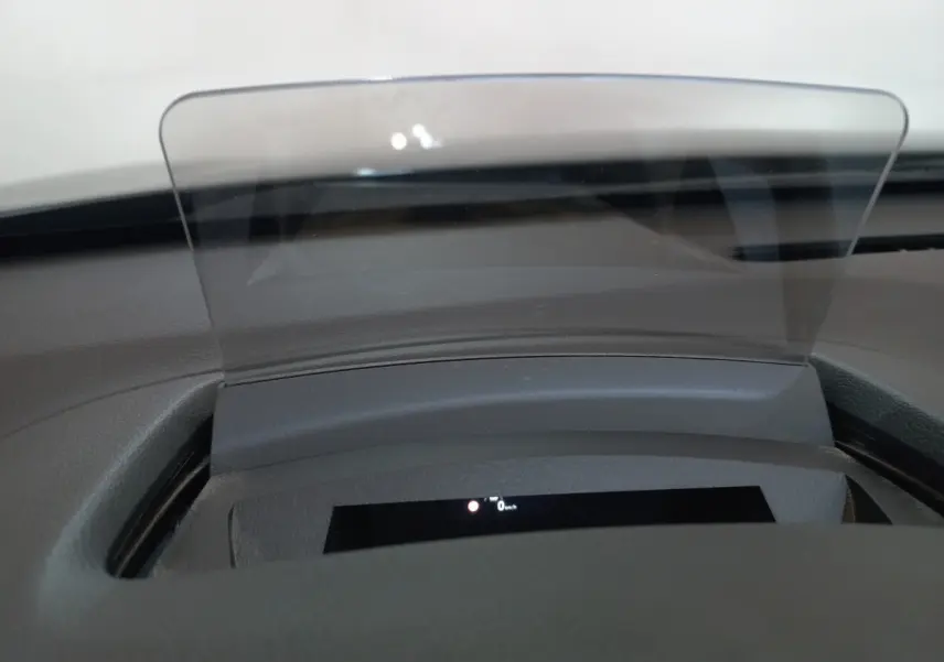 Affichage tête haute transparent sur le tableau de bord du Hyundai Kona gris foncé 1.6 Hybrid 2022.