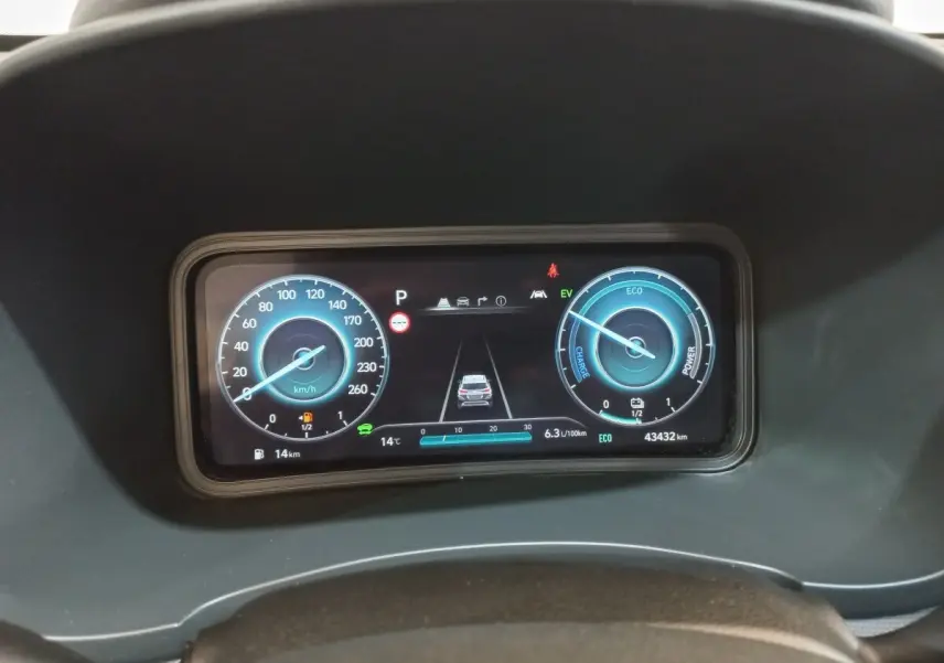 Tableau de bord numérique de la Hyundai Kona 1.6 Hybrid 2022, affichage vitesse et énergie en bleu.