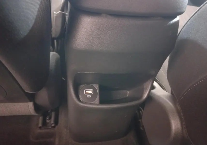 Prise USB arrière intégrée au dos du siège conducteur dans l’habitacle noir du Hyundai Kona gris foncé.