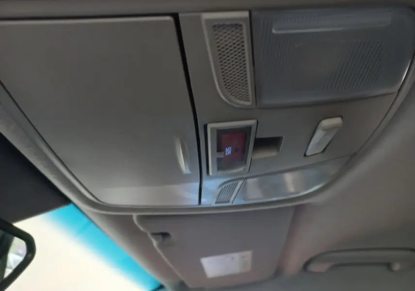 Plafonnier intérieur avec éclairage et bouton SOS du Hyundai Kona 1.6 Hybrid gris foncé, vue du siège conducteur.