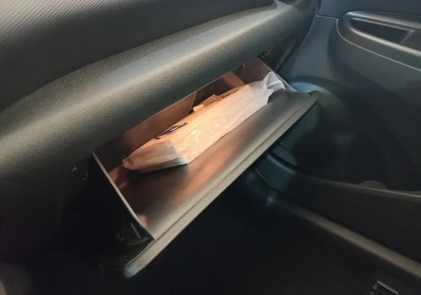 Gant de boîte à gants ouvert côté passager du Hyundai Kona 1.6 Hybrid 2022, intérieur noir.