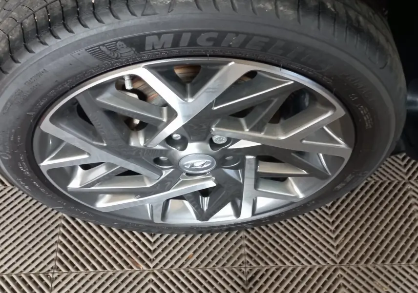 Gros plan sur la jante alliage grise au design géométrique du Hyundai Kona 1.6 Hybrid 2022 avec pneu Michelin.