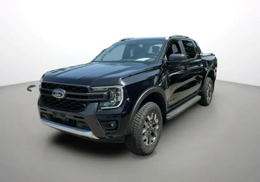 Ford Ranger PHEV noir agate en 3/4 avant droit, avec jantes alu et marchepieds visibles sur fond neutre.