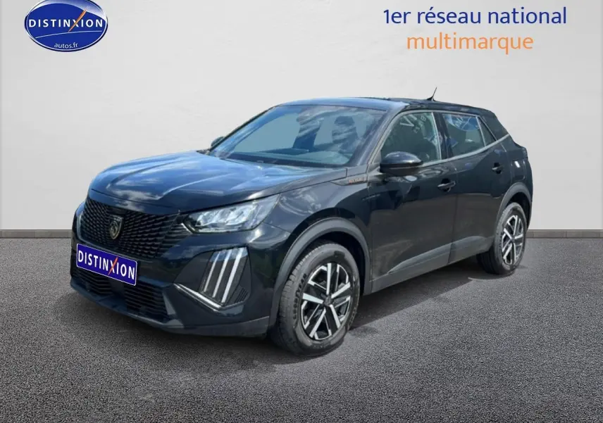 Peugeot 2008 noir en 3/4 avant droit, avec calandre distinctive et jantes alliage modernes.