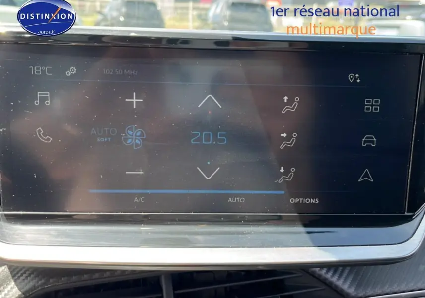 Écran tactile du tableau de bord de la Peugeot 2008 noir, affichant les réglages de climatisation à 20,5°C.