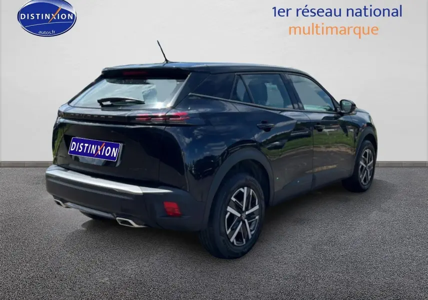 Peugeot 2008 noir vue 3/4 arrière droit, avec feux arrière LED et jantes alliage distinctives.