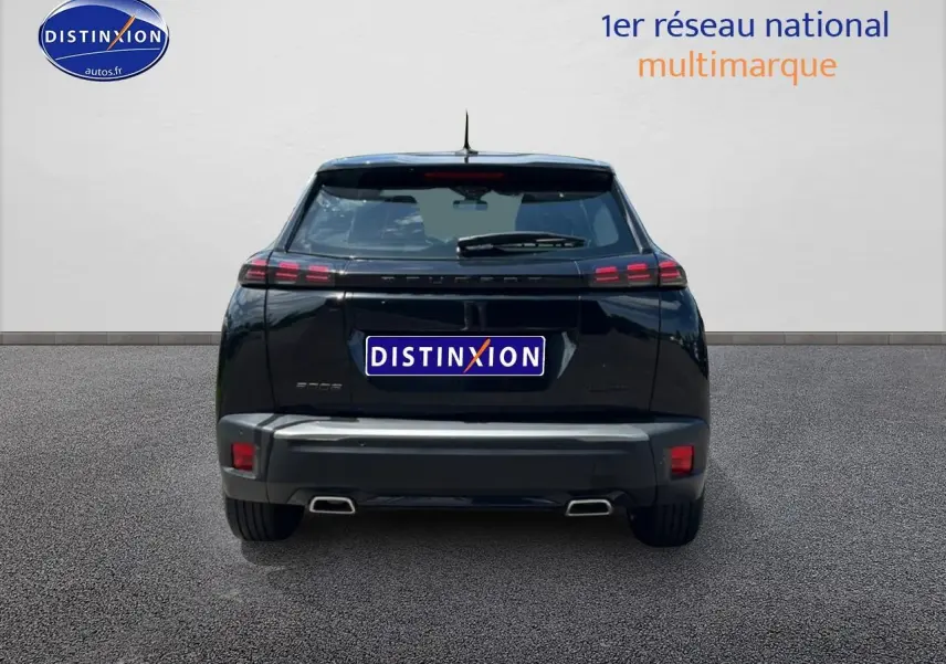 Vue arrière d'un Peugeot 2008 noir 2025 avec feux arrière LED et double sortie d'échappement rectangulaire.