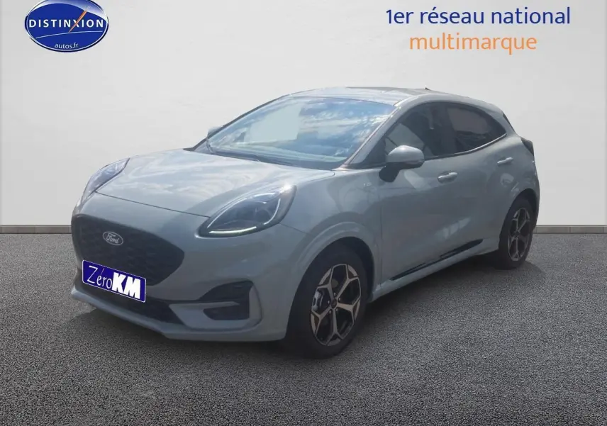 Ford Puma gris cactus en 3/4 avant droit avec jantes 17 pouces et phares LED allumés.