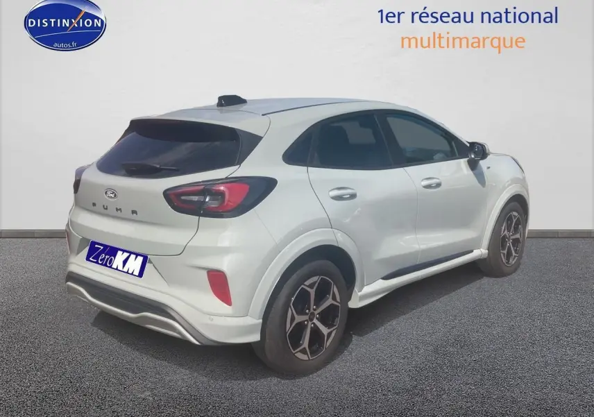 Vue 3/4 arrière droite du Ford Puma gris cactus avec jantes 17 pouces et feux arrière LED distinctifs.