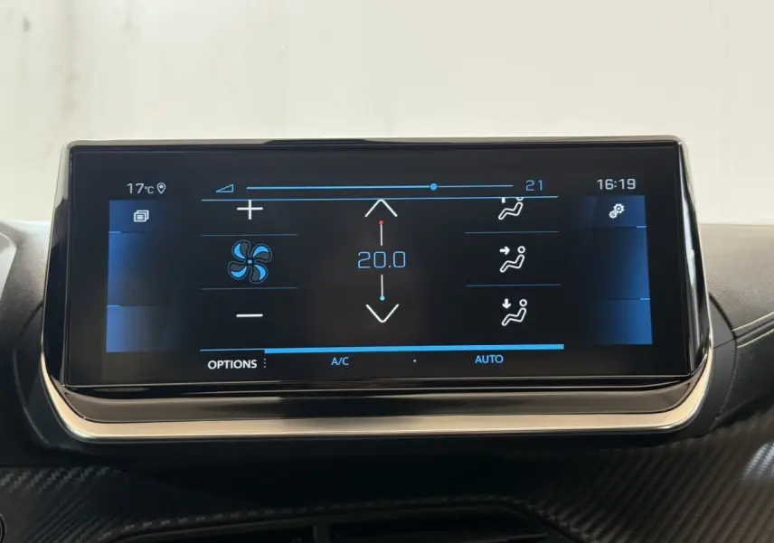 Écran tactile central du tableau de bord du Peugeot 2008 GT Pack 2021 affichant la climatisation à 20°C.