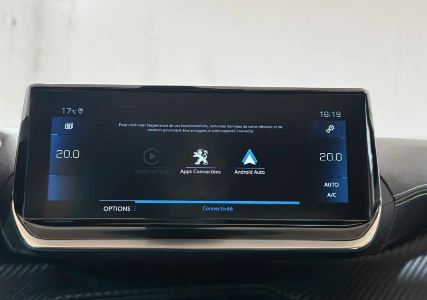 Écran tactile central du Peugeot 2008 GT Pack 2021 affichant Apple CarPlay et Android Auto, ambiance intérieure noire.