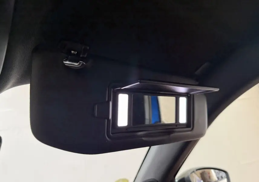 Miroir de courtoisie éclairé sur pare-soleil intérieur côté conducteur d’un Peugeot 2008 bleu, 2021.