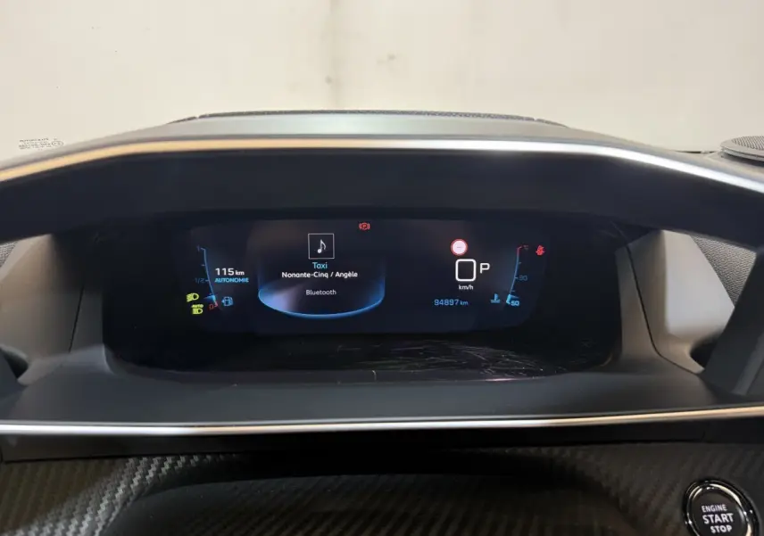 Tableau de bord numérique de Peugeot 2008 Bleu HDI 130 GT Pack, affichage multifonctions et bouton démarrage visible.