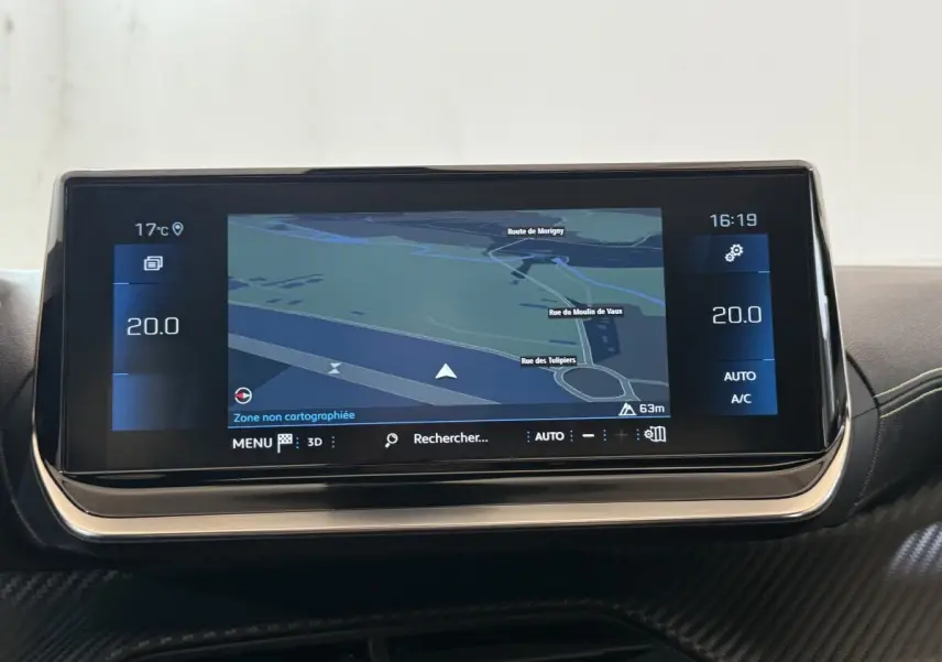 Écran tactile 10 pouces du système de navigation du Peugeot 2008 GT Pack bleu, affichant une carte 3D.