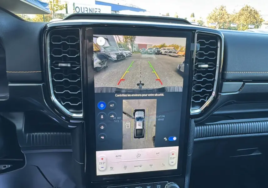 Écran central tactile du Ford Ranger PHEV 2025 affichant la caméra 360° et l’aide au stationnement.