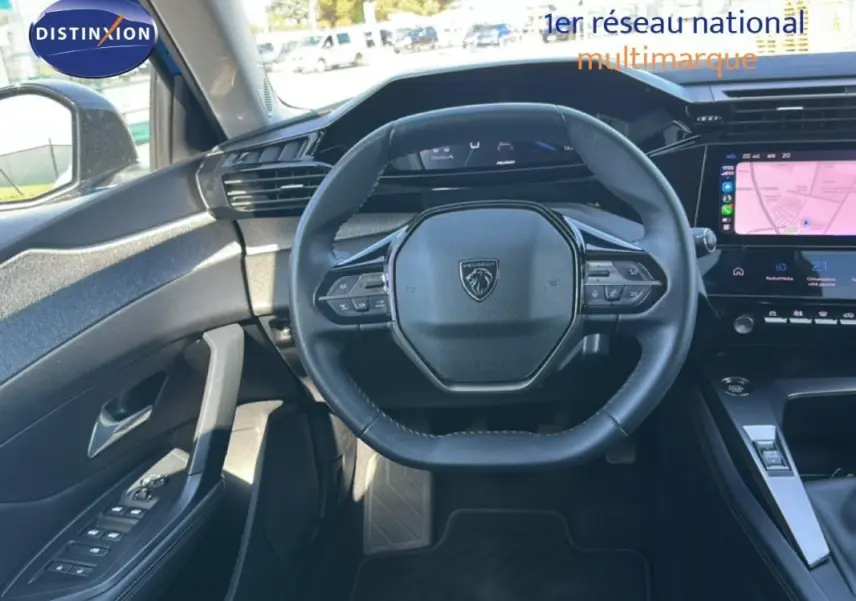Intérieur Peugeot 308 2021 vue du poste de conduite, volant compact, écran tactile et commandes au volant visibles.