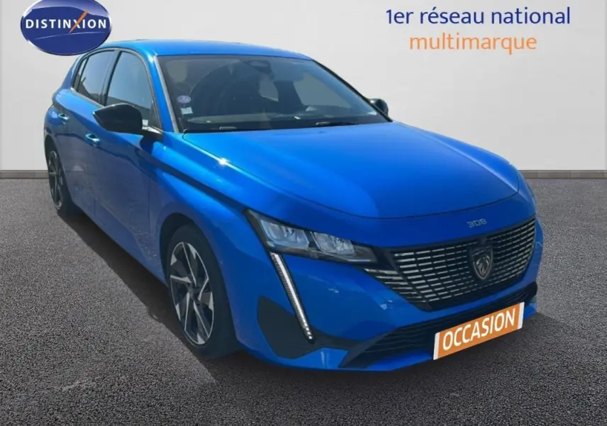 Peugeot 308 bleu clair en 3/4 avant droit, avec calandre distinctive et jantes alliage 17 pouces.