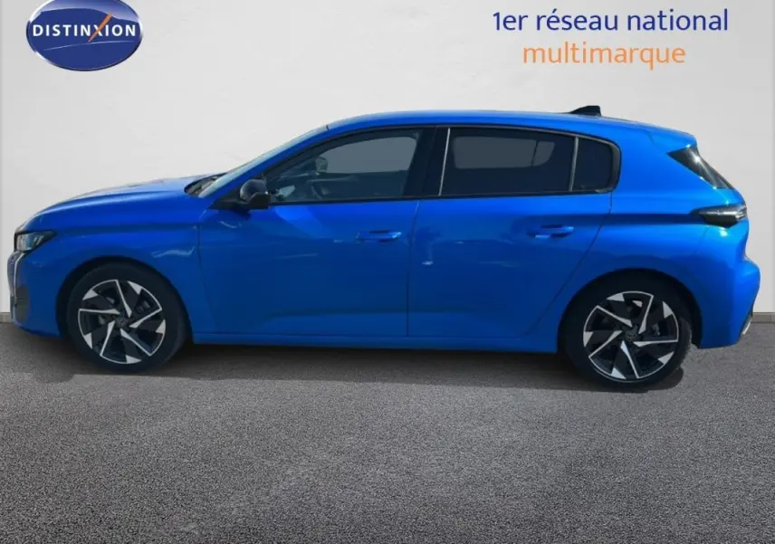 Profil latéral droit d'une Peugeot 308 bleu clair de 2021 avec jantes alliage 17 pouces et vitres teintées.