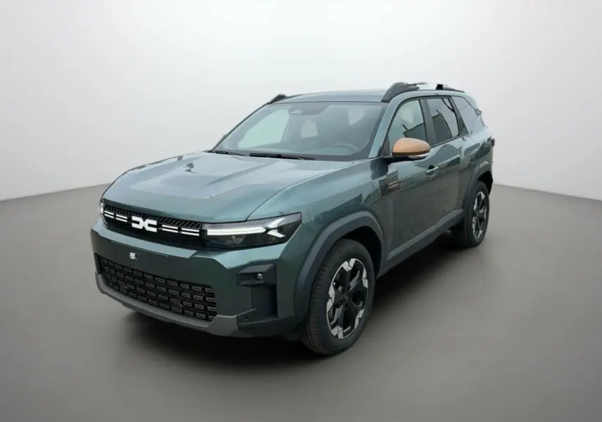 Dacia Bigster Hybrid 155 Extreme Plus vert cèdre en 3/4 avant droit avec rétroviseurs couleur cuivre et jantes alu noires.
