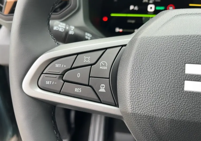 Gros plan sur les commandes de régulateur de vitesse au volant cuir du Dacia Bigster Hybrid 155 Extreme Plus 2025.