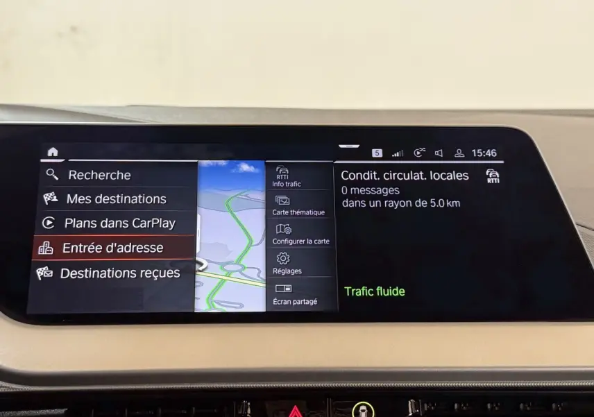 Écran tactile central de navigation de la BMW Série 1 116i Business Design affichant options et trafic fluide.