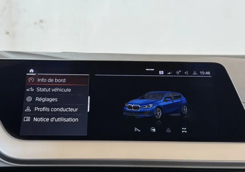 Écran tactile intérieur montrant une BMW Série 1 bleu en 3/4 avant avec menu de réglages à gauche.