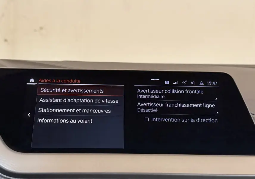 Écran tactile central de la BMW Série 1 116i Business Design affichant les aides à la conduite.