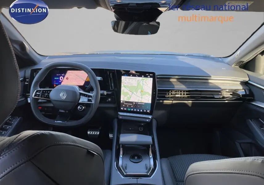Intérieur du Renault Austral E-Tech 2026 en noir, vue frontale sur le tableau de bord avec écran tactile central et volant multifonction.