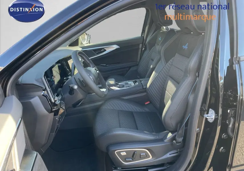 Intérieur noir étoile métal du Renault Austral E-Tech, vue côté conducteur avec sièges Alpine et tableau de bord moderne.