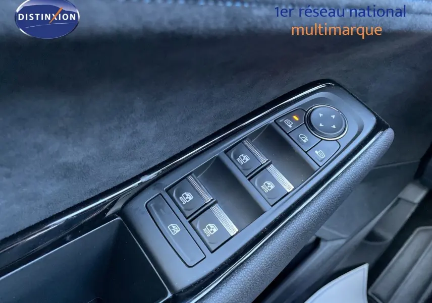 Gros plan sur les commandes des vitres électriques côté conducteur du Renault Austral noir étoile métal, intérieur élégant.