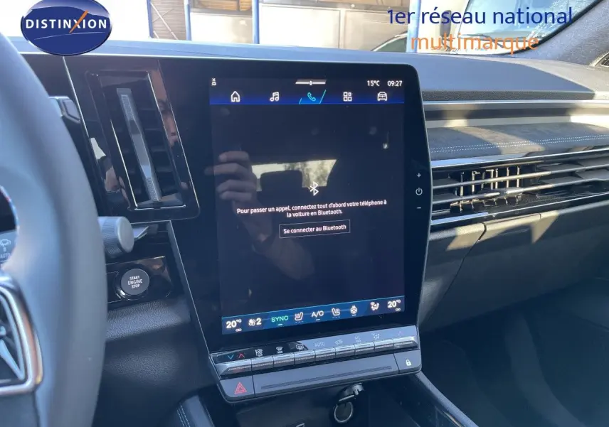 Intérieur du Renault Austral E-Tech 2026, vue centrale sur l'écran tactile vertical et la console noire étoile métal.