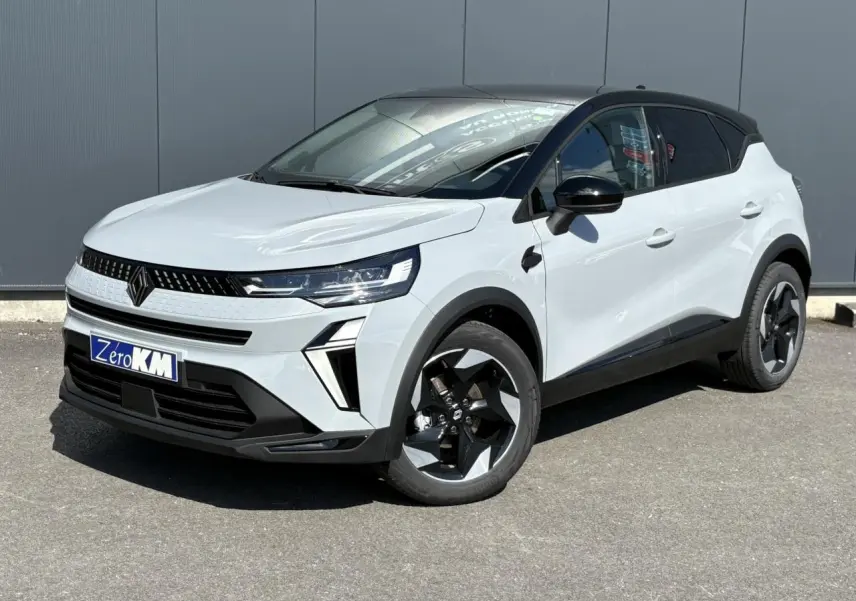 Renault Captur 2025 blanc vue 3/4 avant droit avec toit noir et jantes noires distinctives