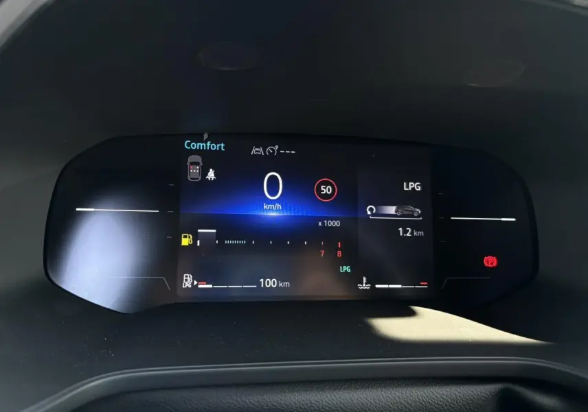 Tableau de bord numérique du Renault Captur Eco-G 100 Techno affichant la vitesse à 0 km/h et l'autonomie GPL.