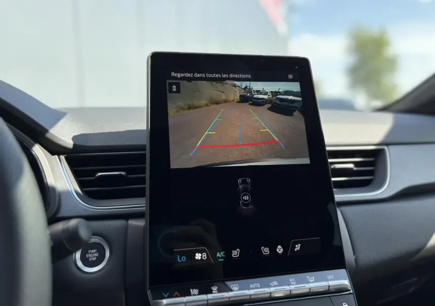 Écran central du Renault Captur 2025 affichant la caméra de recul dans un intérieur gris moderne.