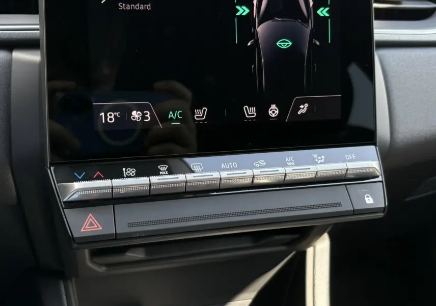Détail du tableau de bord du Renault Captur 2025 avec commandes climatisation et écran tactile affichant l'alerte anticipation.