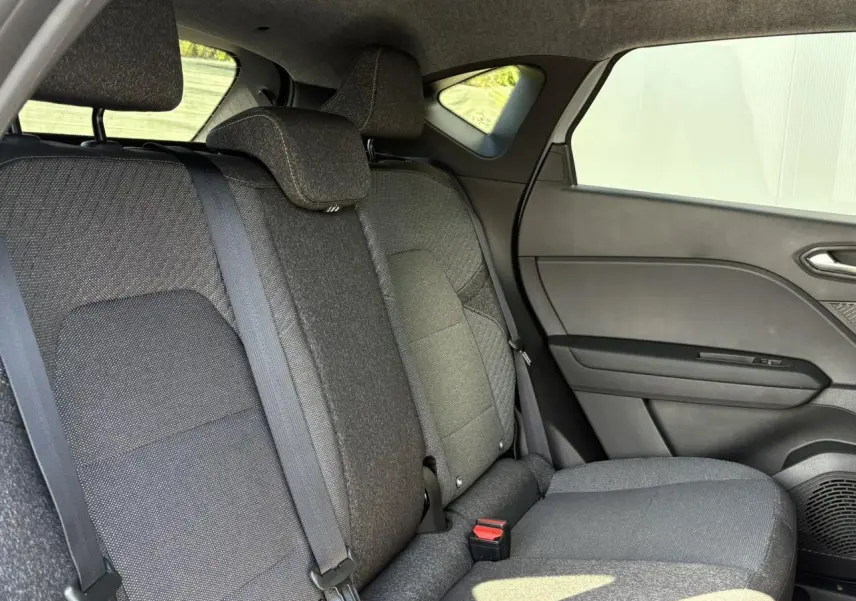 Vue côté droit de la banquette arrière grise du Renault Captur 2025 avec appuis-têtes et ceinture de sécurité visibles.