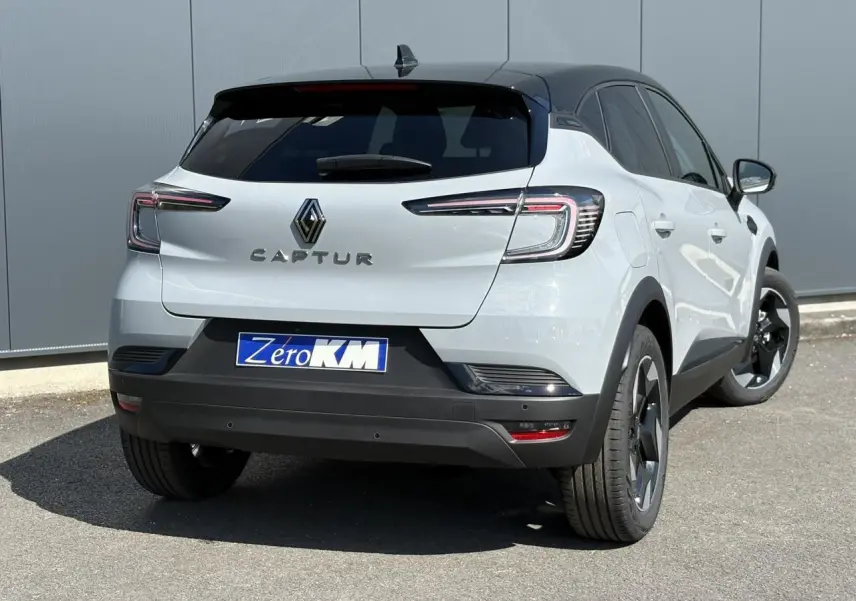 Vue 3/4 arrière droite du Renault Captur Gris Rafale avec toit noir et jantes aluminium noires.