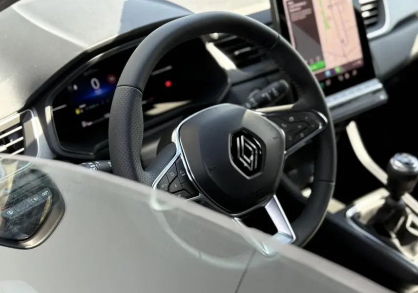 Vue rapprochée du volant multifonction noir et du tableau de bord numérique du Renault Captur 2025.