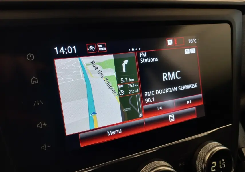 Écran tactile central du Renault Kadjar Business gris foncé, affichant navigation et radio FM à 14h01.