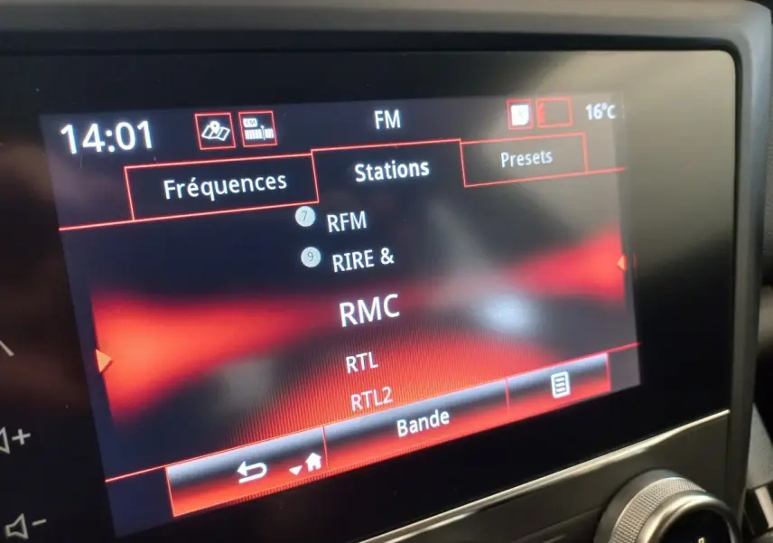 Gros plan sur l'écran tactile multimédia du Renault Kadjar Business gris foncé, affichant les stations radio FM.