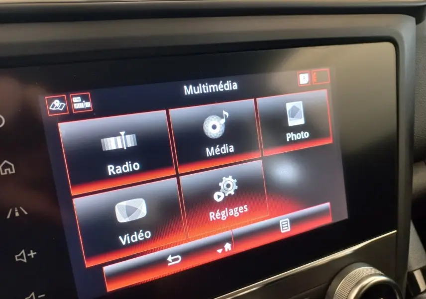 Écran tactile multimédia du tableau de bord du Renault Kadjar gris foncé, vue de face rapprochée.