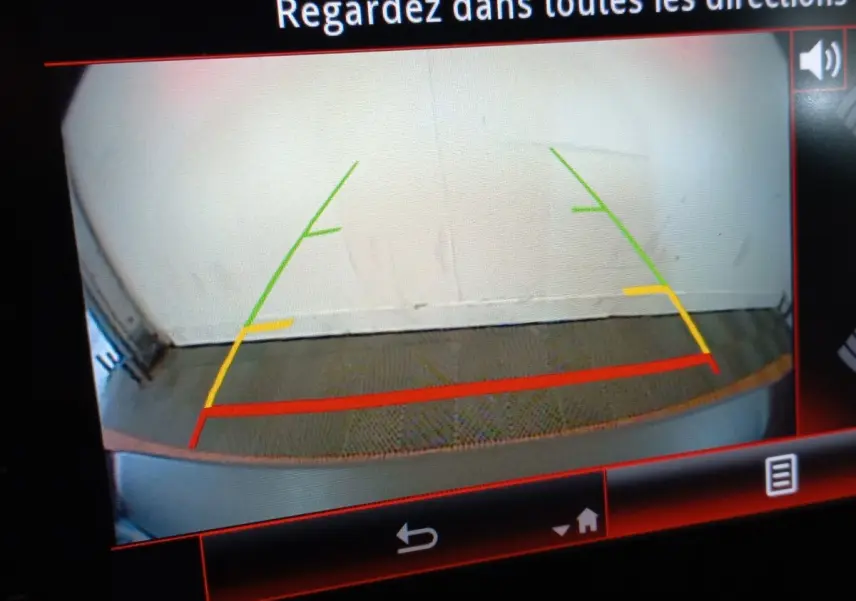 Vue caméra de recul du Renault Kadjar gris foncé, affichage des lignes de guidage colorées sur écran tactile.