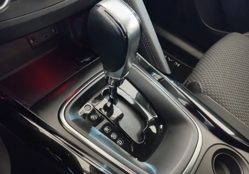 Le levier de vitesses automatique noir du Renault Kadjar Business Blue dCi 115 EDC 2022, vue rapprochée intérieure.