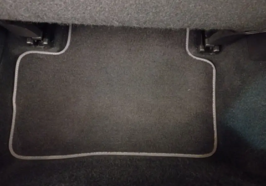 Tapis de sol noir avec surpiqûres grises dans l'habitacle d'un Renault Kadjar Business Blue dCi 115 EDC 2022.