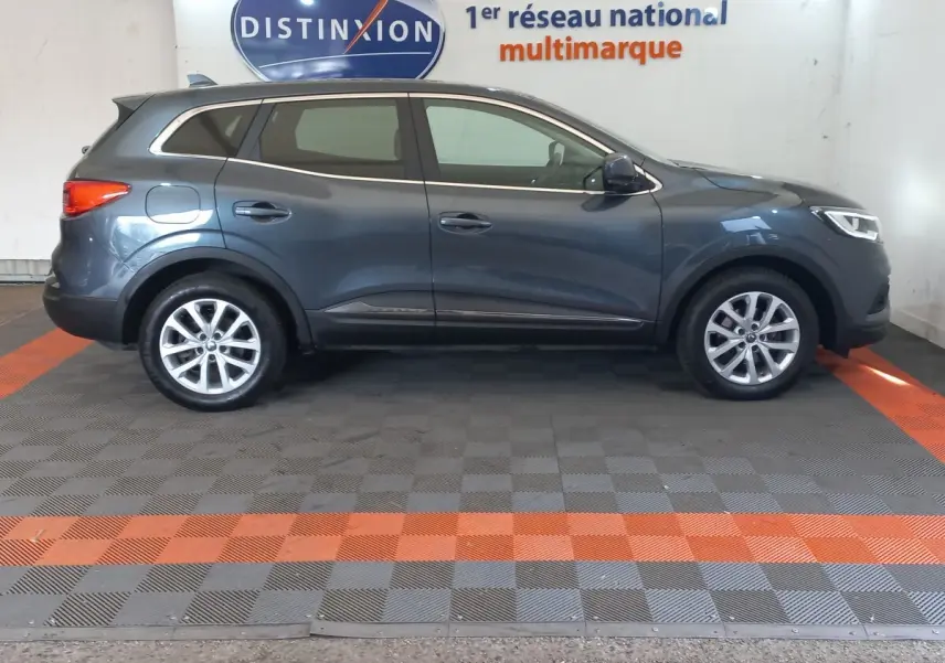 Vue de profil côté gauche d’un Renault Kadjar Business gris foncé, avec jantes alliage et rétroviseurs électriques.