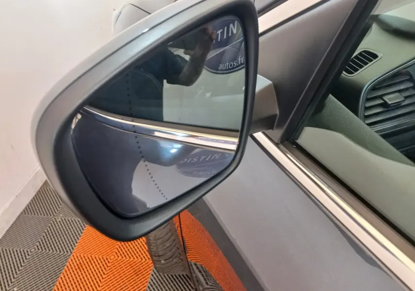 Rétroviseur extérieur côté gauche du Renault Kadjar gris foncé 2022, avec cadre noir et surface réfléchissante.